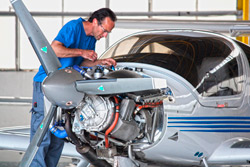 Riviera Plane Maintenance, mcaniciens oprants sur Diamond da40